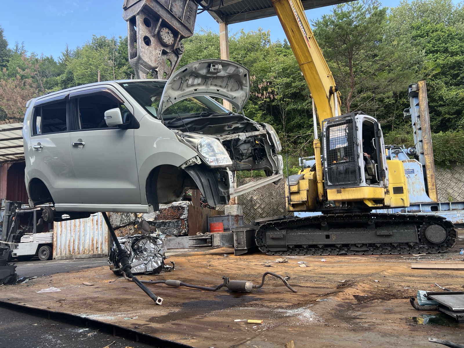 ニブラの爪と解体中の車